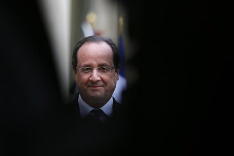 French President Francois Hollande talks to journalists in the courtyard of the Elysee Palace before a meeting in Paris, November 21, 2013. French President Francois Hollande talks to journalists in the courtyard of the Elysee Palace before a meeting in Paris, November 21, 2013.