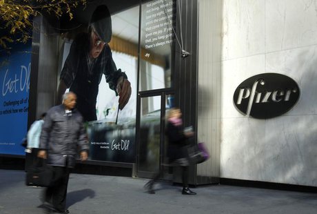 Pedestrians walk past the world headquarters of Pfizer in New York November 5, 2013. REUTERS/Adam Hunger Pedestrians walk past the world headquarters of Pfizer in New York November 5, 2013. REUTERS/Adam Hunger