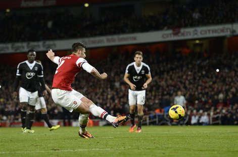 Arsenal's Olivier Giroud (C) scores a penalty against Southampton during their English Premier League soccer match at the Emirates stadium i Arsenal's Olivier Giroud (C) scores a penalty against Southampton during their English Premier League soccer match at the Emirates stadium i