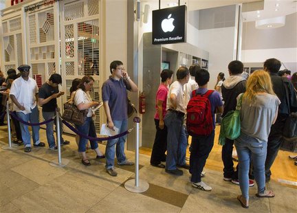 People line up outside an Apple reseller retail shop during the launch of the Apple iPad in Singapore in this July 23, 2010 file photo. REUT People line up outside an Apple reseller retail shop during the launch of the Apple iPad in Singapore in this July 23, 2010 file photo. REUT