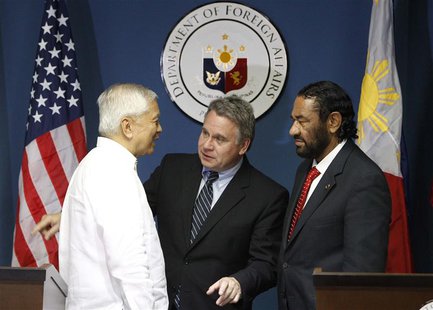 Philippine Foreign Affairs Secretary Albert Del Rosario (L) chats with U.S. Representatives Chris Smith and Al Green (R) after their news co Philippine Foreign Affairs Secretary Albert Del Rosario (L) chats with U.S. Representatives Chris Smith and Al Green (R) after their news co