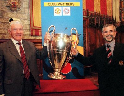 Bayern Munich's German soccer legend Gerd Muller (R) and Manchester United's Bill Foulkes (L) lift the European Cup in Barcelona April 22. Bayern Munich's German soccer legend Gerd Muller (R) and Manchester United's Bill Foulkes (L) lift the European Cup in Barcelona April 22.