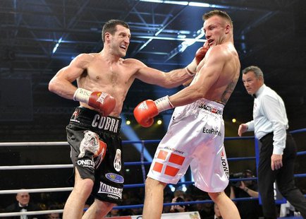 Carl Froch (L) of Britain punches Mikkel Kessler of Denmark during their super-middle weight title bout in Herning April 24, 2010. REUTERS/S Carl Froch (L) of Britain punches Mikkel Kessler of Denmark during their super-middle weight title bout in Herning April 24, 2010. REUTERS/S
