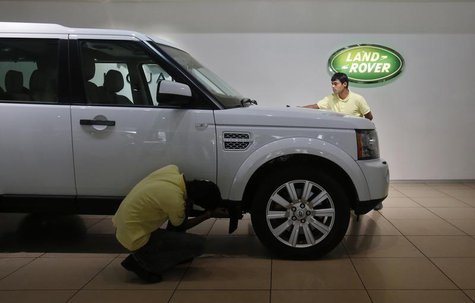 Showroom attendants polish a Land Rover vehicle at a Jaguar Land Rover showroom in Mumbai February 13, 2013. REUTERS/Vivek Prakash Showroom attendants polish a Land Rover vehicle at a Jaguar Land Rover showroom in Mumbai February 13, 2013. REUTERS/Vivek Prakash