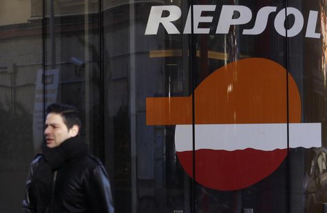 A man walks past a petrol station owned by Spanish oil major Repsol in central Madrid November 26, 2013. REUTERS/Sergio Perez A man walks past a petrol station owned by Spanish oil major Repsol in central Madrid November 26, 2013. REUTERS/Sergio Perez