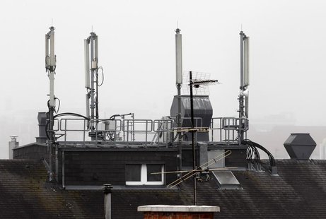 Mobile network antennas are pictured atop the roof of a house in Vienna October 22, 2013. REUTERS/Heinz-Peter Bader Mobile network antennas are pictured atop the roof of a house in Vienna October 22, 2013. REUTERS/Heinz-Peter Bader