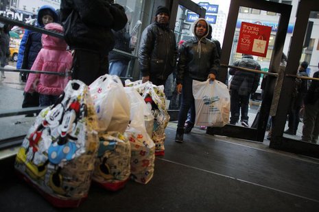 Shoppers wait inside Macy's Manhattan department store in New York, December 26, 2012. REUTERS/Eduardo Munoz Shoppers wait inside Macy's Manhattan department store in New York, December 26, 2012. REUTERS/Eduardo Munoz