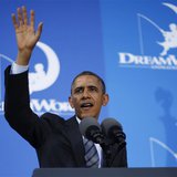 U.S. President Barack Obama waves after speaking to workers on the economy at DreamWorks Animation in Glendale, California, November 26, 201 U.S. President Barack Obama waves after speaking to workers on the economy at DreamWorks Animation in Glendale, California, November 26, 201