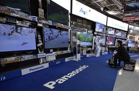 A man looks at Panasonic Corp's Viera televisions displayed at an electronics store in Tokyo October 31, 2013. REUTERS/Toru Hanai A man looks at Panasonic Corp's Viera televisions displayed at an electronics store in Tokyo October 31, 2013. REUTERS/Toru Hanai