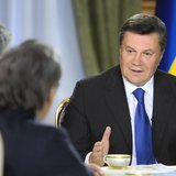 Ukraine's President Viktor Yanukovich (R) meets with journalists in Kiev, November 26, 2013. REUTERS/Mykhailo Markiv/Ukrainian Presidential Ukraine's President Viktor Yanukovich (R) meets with journalists in Kiev, November 26, 2013. REUTERS/Mykhailo Markiv/Ukrainian Presidential