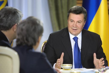 Ukraine's President Viktor Yanukovich (R) meets with journalists in Kiev, November 26, 2013. REUTERS/Mykhailo Markiv/Ukrainian Presidential Ukraine's President Viktor Yanukovich (R) meets with journalists in Kiev, November 26, 2013. REUTERS/Mykhailo Markiv/Ukrainian Presidential