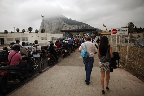 Vehicles wait to enter the British territory of Gibraltar at its border with Spain September 25, 2013. REUTERS/Jon Nazca Vehicles wait to enter the British territory of Gibraltar at its border with Spain September 25, 2013. REUTERS/Jon Nazca