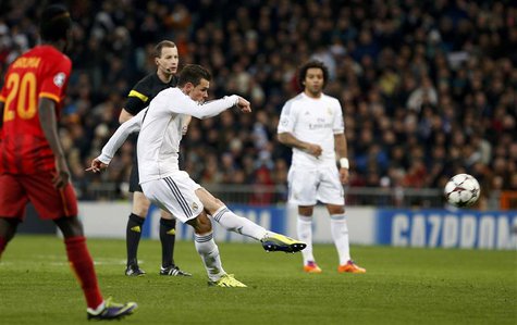 Real Madrid's Gareth Bale kicks the ball to score a goal against Galatasaray during their Champions League soccer match at Santiago Bernabeu Real Madrid's Gareth Bale kicks the ball to score a goal against Galatasaray during their Champions League soccer match at Santiago Bernabeu