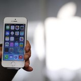 A woman holds her new Apple iPhone 5S after buying it at an Apple Store at Tokyo's Ginza shopping district September 20, 2013. REUTERS/Toru A woman holds her new Apple iPhone 5S after buying it at an Apple Store at Tokyo's Ginza shopping district September 20, 2013. REUTERS/Toru