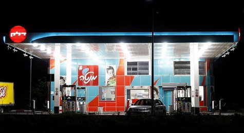 A Delek petrol station is seen near the southern city of Ashdod July 27, 2011. REUTERS/Amir Cohen A Delek petrol station is seen near the southern city of Ashdod July 27, 2011. REUTERS/Amir Cohen