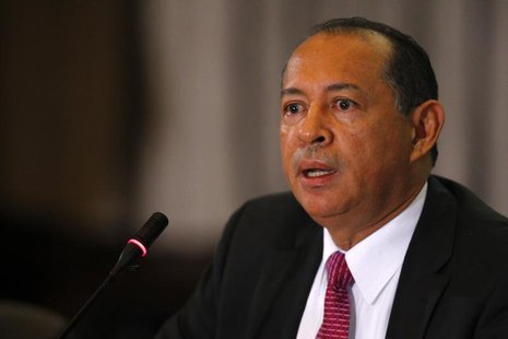 Venezuela's Central Bank President Eudomar Tovar talks to the media during a news conference in Caracas August 22, 2013. REUTERS/Carlos Garc Venezuela's Central Bank President Eudomar Tovar talks to the media during a news conference in Caracas August 22, 2013. REUTERS/Carlos Garc