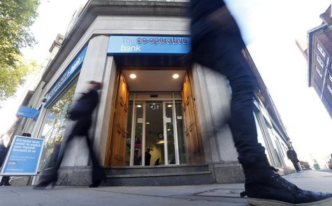 Pedestrians walk past a branch of the Co-operative Bank in central London, November 4, 2013. REUTERS/Andrew Winning Pedestrians walk past a branch of the Co-operative Bank in central London, November 4, 2013. REUTERS/Andrew Winning