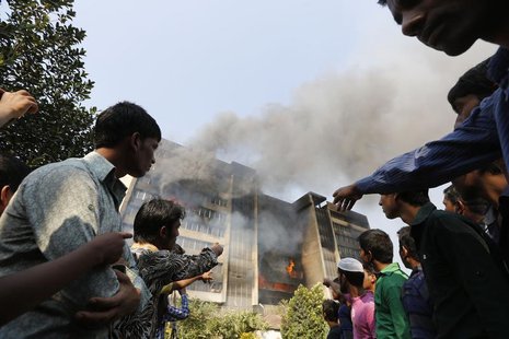 Garment workers gather in front of the Standard Group garment factory which was on fire in Gazipur November 29, 2013. REUTERS/Andrew Biraj Garment workers gather in front of the Standard Group garment factory which was on fire in Gazipur November 29, 2013. REUTERS/Andrew Biraj