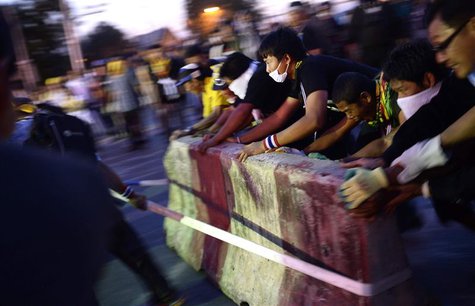 Anti-government protesters tear down barricades during a demonstration outside Government House in Bangkok November 30, 2013. REUTERS/Dylan Anti-government protesters tear down barricades during a demonstration outside Government House in Bangkok November 30, 2013. REUTERS/Dylan