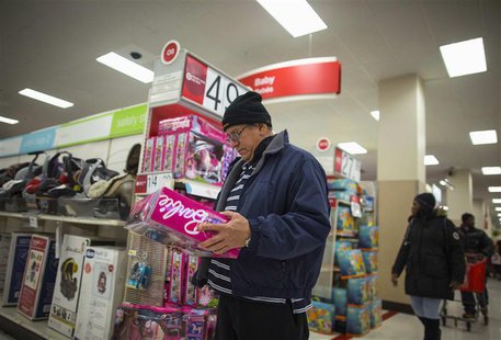 People shop at a Target store during Black Friday sales in the Brooklyn borough of New York, November 29, 2013. REUTERS/Eric Thayer People shop at a Target store during Black Friday sales in the Brooklyn borough of New York, November 29, 2013. REUTERS/Eric Thayer