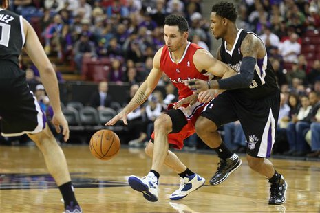 Nov 29, 2013; Sacramento, CA, USA; Los Angeles Clippers shooting guard J.J. Redick (4) controls the ball against Sacramento Kings shooting g Nov 29, 2013; Sacramento, CA, USA; Los Angeles Clippers shooting guard J.J. Redick (4) controls the ball against Sacramento Kings shooting g