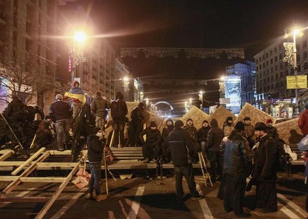 Protesters gather near barricades at Independence Square in Kiev December 2, 2013. REUTERS/Gleb Garanich Protesters gather near barricades at Independence Square in Kiev December 2, 2013. REUTERS/Gleb Garanich