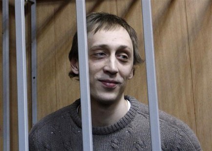 Dancer Pavel Dmitrichenko looks out from the defendant's holding cell during a hearing in Moscow in this October 22, 2013 file photo. REUTER Dancer Pavel Dmitrichenko looks out from the defendant's holding cell during a hearing in Moscow in this October 22, 2013 file photo. REUTER