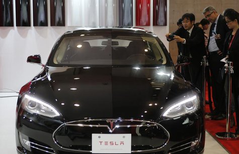 People take pictures of a Tesla Model S car, displayed at the 43rd Tokyo Motor Show November 20, 2013. REUTERS/Yuya Shino People take pictures of a Tesla Model S car, displayed at the 43rd Tokyo Motor Show November 20, 2013. REUTERS/Yuya Shino