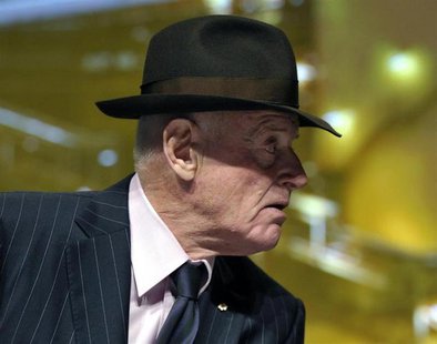 Barrick Gold Corporation Chairman Peter Munk leaves the annual general meeting of shareholders in Toronto May 2, 2012. REUTERS/Mike Cassese Barrick Gold Corporation Chairman Peter Munk leaves the annual general meeting of shareholders in Toronto May 2, 2012. REUTERS/Mike Cassese
