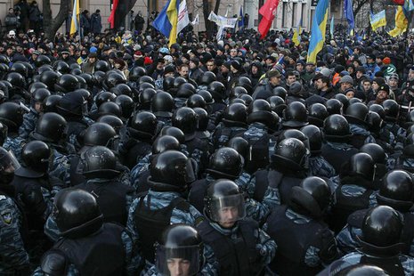 Police stand guard in front of protesters during a demonstration in support of EU integration in front of the Parliament building in Kiev De Police stand guard in front of protesters during a demonstration in support of EU integration in front of the Parliament building in Kiev De
