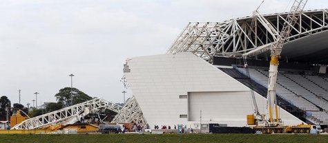 A general view shows a collapsed crane at the Arena Sao Paulo stadium, known as "Itaquerao", in Sao Paulo December 2, 2013. REUTERS/Paulo Wh A general view shows a collapsed crane at the Arena Sao Paulo stadium, known as "Itaquerao", in Sao Paulo December 2, 2013. REUTERS/Paulo Wh