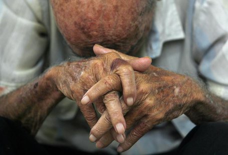 An elderly man rests at the Santovenia Asylum in Havana July 6, 2009. REUTERS/Enrique De La Osa An elderly man rests at the Santovenia Asylum in Havana July 6, 2009. REUTERS/Enrique De La Osa