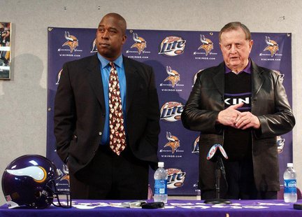 Minnesota Vikings owner Red McCombs (R) answers questions at a news conference announcing Arizona businessman Reggie Fowler's (L) intention Minnesota Vikings owner Red McCombs (R) answers questions at a news conference announcing Arizona businessman Reggie Fowler's (L) intention