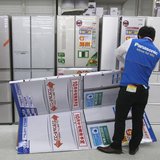 An employee folds a mock model of Panasonic Corp's refrigerator at an electronics store in Tokyo October 24, 2012. REUTERS/Yuriko Nakao An employee folds a mock model of Panasonic Corp's refrigerator at an electronics store in Tokyo October 24, 2012. REUTERS/Yuriko Nakao