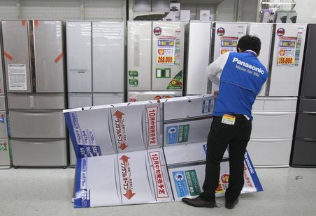An employee folds a mock model of Panasonic Corp's refrigerator at an electronics store in Tokyo October 24, 2012. REUTERS/Yuriko Nakao An employee folds a mock model of Panasonic Corp's refrigerator at an electronics store in Tokyo October 24, 2012. REUTERS/Yuriko Nakao