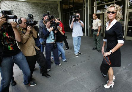 U.S. actress Farrah Fawcett (R) is surrounded by photographers as she arrives at Municipal Court to serve jury duty in Beverly Hills on July U.S. actress Farrah Fawcett (R) is surrounded by photographers as she arrives at Municipal Court to serve jury duty in Beverly Hills on July