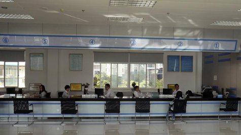 Clerks wait for customers inside Wenzhou Private Lending Service Center, in Wenzhou, Zhejiang province October 25, 2013. REUTERS/Wildau Gabr Clerks wait for customers inside Wenzhou Private Lending Service Center, in Wenzhou, Zhejiang province October 25, 2013. REUTERS/Wildau Gabr