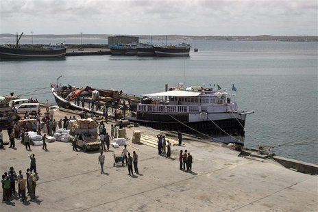 Workers stand at the sea port of the coastal town of Kismayu in southern Somalia in this November 12, 2013 file photo. REUTERS/Siegfried Mod Workers stand at the sea port of the coastal town of Kismayu in southern Somalia in this November 12, 2013 file photo. REUTERS/Siegfried Mod