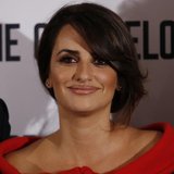 Actress Penelope Cruz poses for photographers at a photocall for the film "The Counselor" in London October 5, 2013. REUTERS/Olivia Harris Actress Penelope Cruz poses for photographers at a photocall for the film "The Counselor" in London October 5, 2013. REUTERS/Olivia Harris