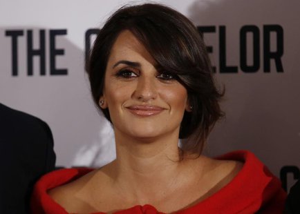 Actress Penelope Cruz poses for photographers at a photocall for the film "The Counselor" in London October 5, 2013. REUTERS/Olivia Harris Actress Penelope Cruz poses for photographers at a photocall for the film "The Counselor" in London October 5, 2013. REUTERS/Olivia Harris