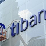 Construction workers install Citibank's neon sign on its Singapore main office at the central business district November 29, 2011. REUTERS/H Construction workers install Citibank's neon sign on its Singapore main office at the central business district November 29, 2011. REUTERS/H