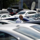 A potential car buyer looks at vehicles on a lot in Silver Spring, Maryland, September 1, 2009. REUTERS/Jason Reed A potential car buyer looks at vehicles on a lot in Silver Spring, Maryland, September 1, 2009. REUTERS/Jason Reed