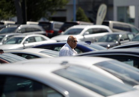 A potential car buyer looks at vehicles on a lot in Silver Spring, Maryland, September 1, 2009. REUTERS/Jason Reed A potential car buyer looks at vehicles on a lot in Silver Spring, Maryland, September 1, 2009. REUTERS/Jason Reed