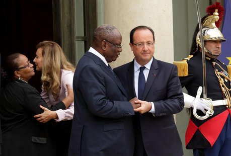 French President Francois Hollande (R) and his companion Valerie Trierweiler (2ndL) accompany Ibrahim Boubacar Keita (2ndR), President of Ma French President Francois Hollande (R) and his companion Valerie Trierweiler (2ndL) accompany Ibrahim Boubacar Keita (2ndR), President of Ma