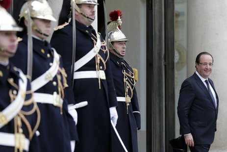 French President Francois Hollande (R) waits for a guest on the steps of the Elysee Palace in Paris December 4, 2013. REUTERS/Jacky Naegelen French President Francois Hollande (R) waits for a guest on the steps of the Elysee Palace in Paris December 4, 2013. REUTERS/Jacky Naegelen