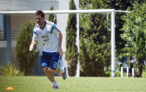 Argentine striker Lionel Messi jogs during a training session in Buenos Aires December 2, 2013. REUTERS/Maria Pirsch (ARGENTINA - Tags: SPOR Argentine striker Lionel Messi jogs during a training session in Buenos Aires December 2, 2013. REUTERS/Maria Pirsch (ARGENTINA - Tags: SPOR