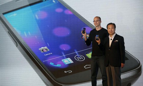 J.K. Shin (R), President and head of mobile communications business from Samsung, and Andy Rubin, Senior Vice President of Google Mobile, un J.K. Shin (R), President and head of mobile communications business from Samsung, and Andy Rubin, Senior Vice President of Google Mobile, un