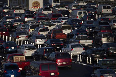Motorists drive onto the San Francisco-Oakland Bay bridge during morning commute hours in Oakland, California September 3, 2013. REUTERS/Ste Motorists drive onto the San Francisco-Oakland Bay bridge during morning commute hours in Oakland, California September 3, 2013. REUTERS/Ste