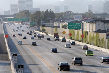 Traffic travels north on the 405 freeway just before the 10 freeway in Los Angeles, California July 15, 2011. REUTERS/Jason Redmond Traffic travels north on the 405 freeway just before the 10 freeway in Los Angeles, California July 15, 2011. REUTERS/Jason Redmond