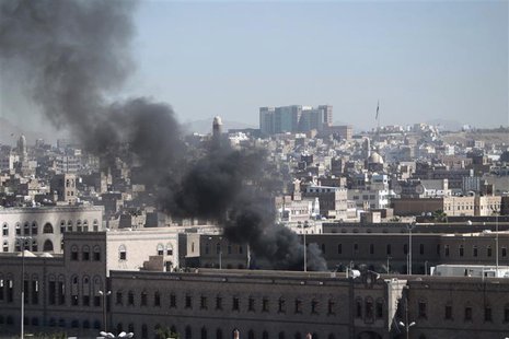 Smoke rises from the Defence Ministry's compound after an attack, in Sanaa December 5, 2013. REUTERS/Khaled Abdullah Smoke rises from the Defence Ministry's compound after an attack, in Sanaa December 5, 2013. REUTERS/Khaled Abdullah
